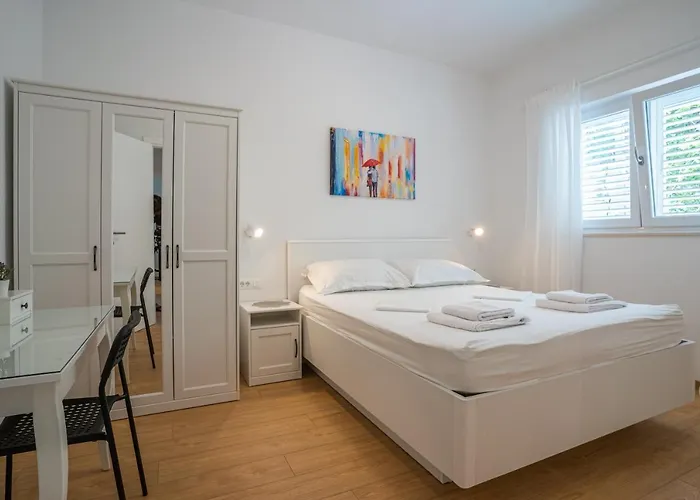 Apartments Makarska * Макарська